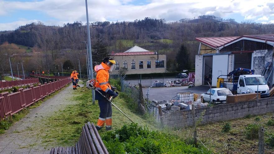 Estas son las labores de la nueva brigada ambiental de Grado: un equipo de doce jóvenes cuidará los espacios verdes este año
