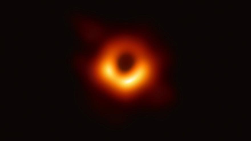 Un estudio describe la creación de agujeros negros regulares mediante la gravedad pura