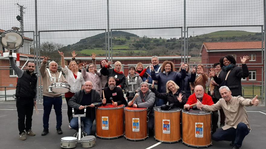 «El Alboroto» nació en Villabona con «el espíritu de las charangas de antes» y suma ya más de dos décadas de fiestas y pasacalles