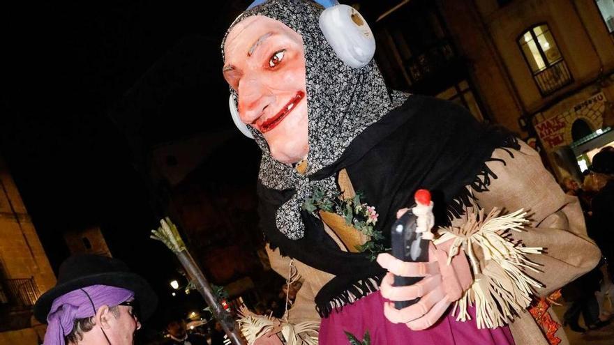 La noche es para las mujeres en el Antroxu avilesino: la Vieya sale de pasacalles y cientos de chicas disfrutan en grupos