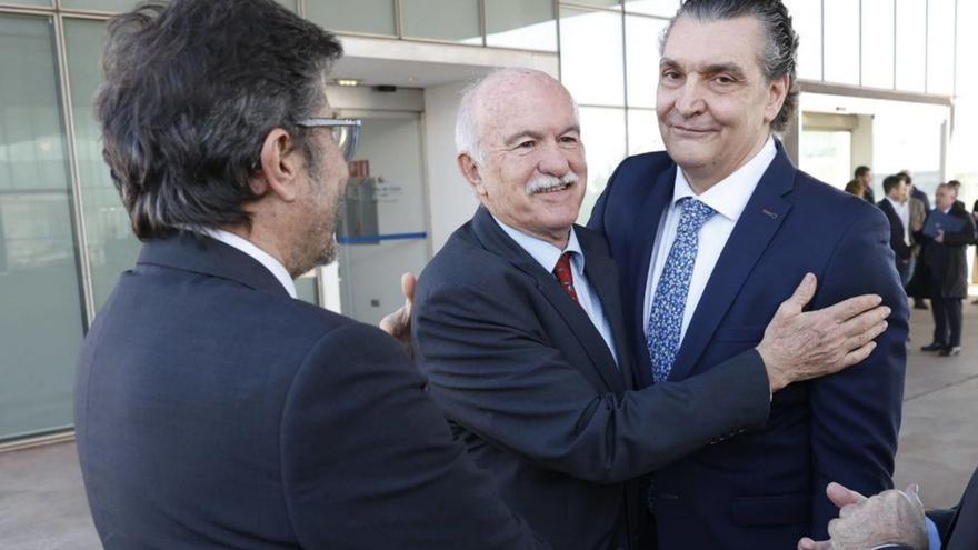 Un código administrativo para prometer el cargo: así fue la toma de posesión de Roqueñí en El Musel