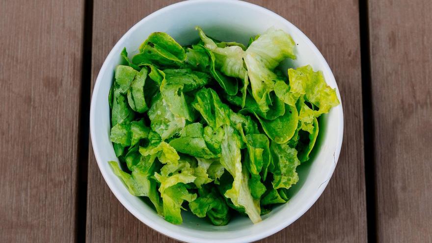 El conocido farmacéutico de TikTok alerta de las consecuencias de comer una lechuga sin lavar: parálisis, diarreas…