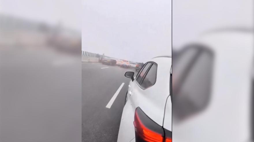 Más de 100 coches chocan en cadena en China por el hielo y la niebla