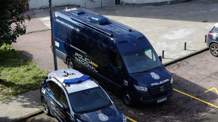 Así es la unidad móvil para pasaportes y DNI de la Policía Nacional que acaba de llegar a la Comisaría de Gijón