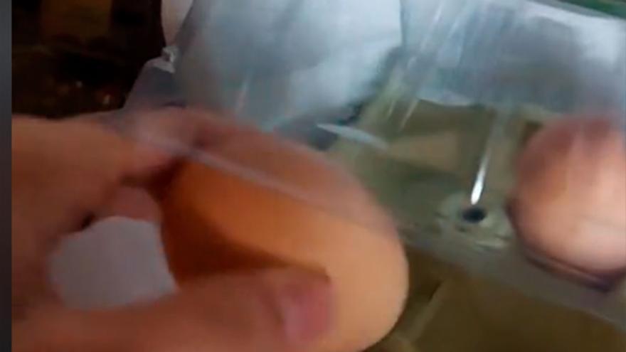 El secreto que arrasa de la abuela tiktoker para comer unos huevos de nevera de restaurante