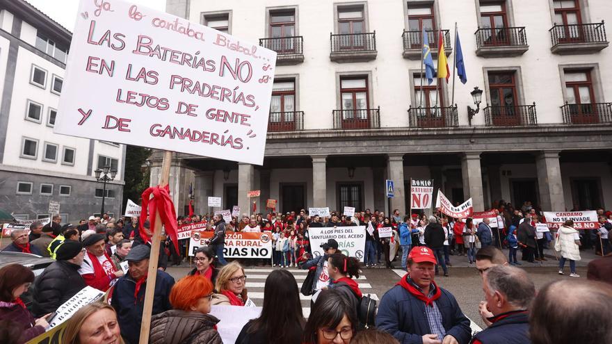 Cuatrocientas personas se concentran en Oviedo contra los parques de baterías: «Nos están arruinando la vida»