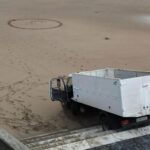Aparatoso rescate de un camión de limpieza en la playa de Salinas