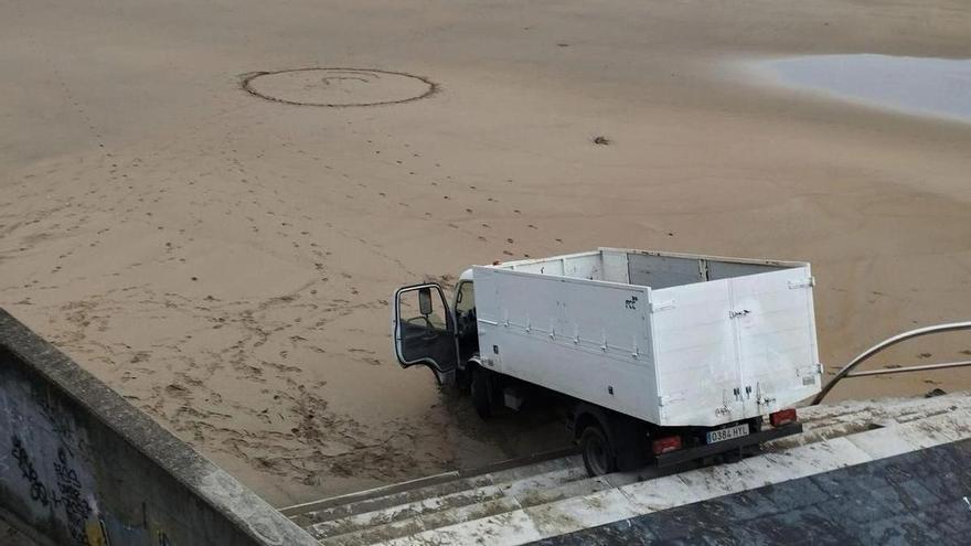 Aparatoso rescate de un camión de limpieza en la playa de Salinas
