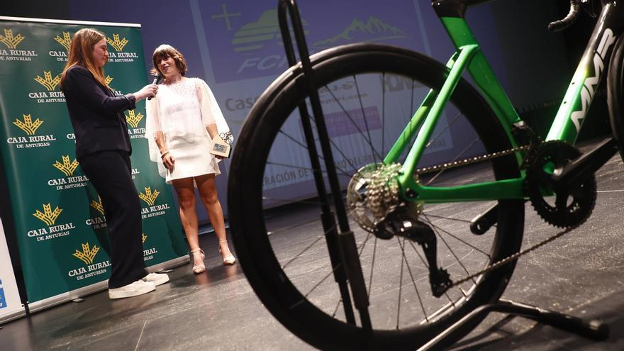 La sorpresa en la gala del ciclismo asturiano incluyó el grito de ¡Viva la novia!