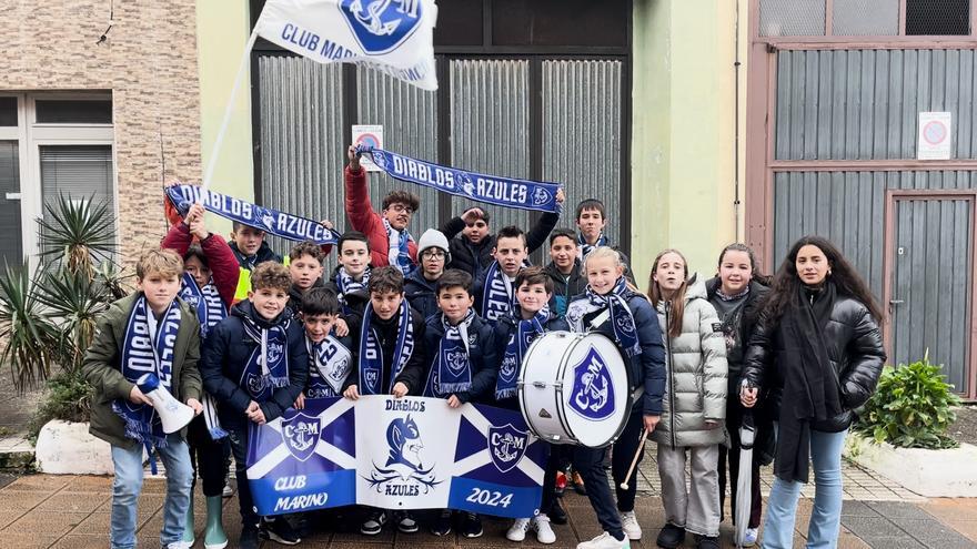Ni la lluvia ni el frio pueden con los «Diablos Azules»: conocemos a la hinchada más joven del Marino de Luanco
