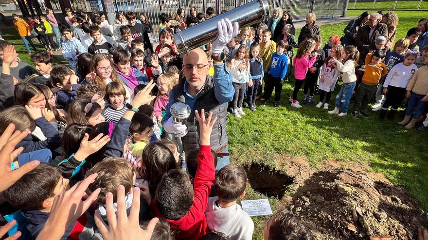 Así son las cápsulas del tiempo del colegio gijonés Atalía: «Queremos darle un sentido a los aprendizajes»