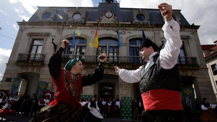 El alcalde, sobre el futuro de las fiestas de la Pola: «Tendrán apoyo salga quien salga para hacerse cargo de ellas»