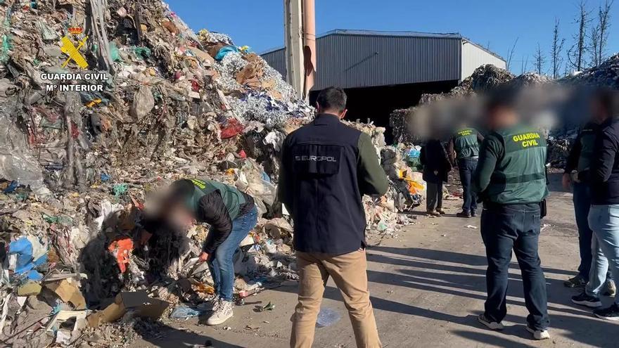 España, el basurero de Europa para las ecomafias: «Lo que vale 200 euros por tonelada, aquí cuesta 60»