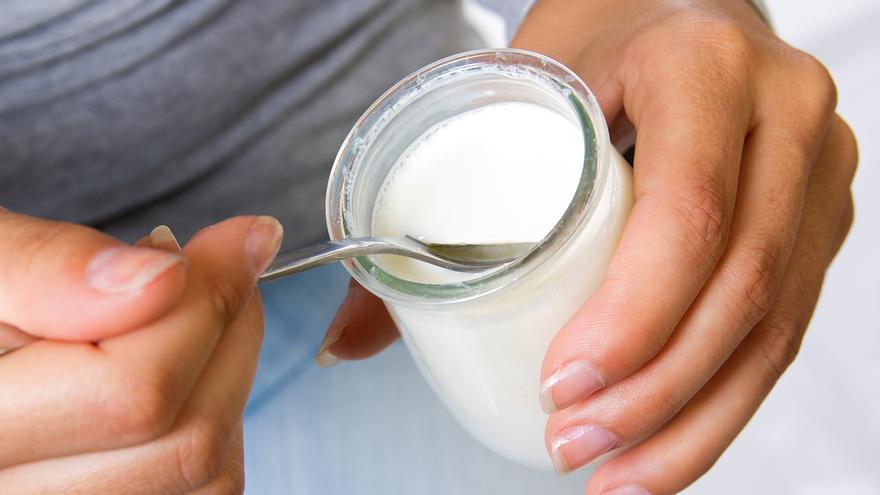 ¿Cenas solo un yogur o una pieza de fruta? Cuidado: esto es lo que le está faltando a tu cuerpo
