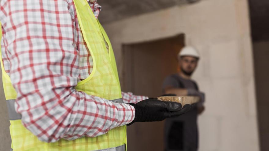 Un albañil le alquiló su casa a un compañero de trabajo y acabó viviendo en una tienda de campaña