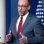 Russell Vought, arquitecto de Project 2025, paraliza temporalmente la Oficina para la Protección Financiera del Consumidor