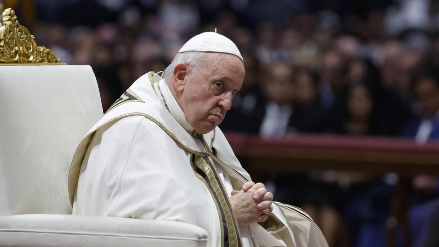 Los médicos advierten de que el Papa «no está fuera de peligro»