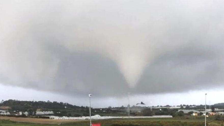 Un tornado en Huelva provoca destrozos en tendidos eléctricos y árboles y afecta a carreteras