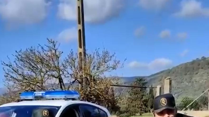 El emotivo reencuentro de dos guardias civiles y la mujer a la que salvaron de un incendio