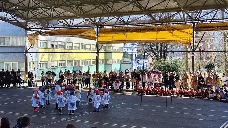 Todas las imágenes del Antroxu de los colegios de Grado