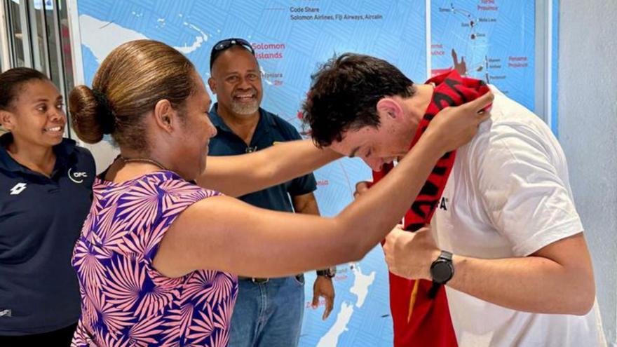 «Coach Álvaro» tiene una misión: mejorar el fútbol de Vanuatu