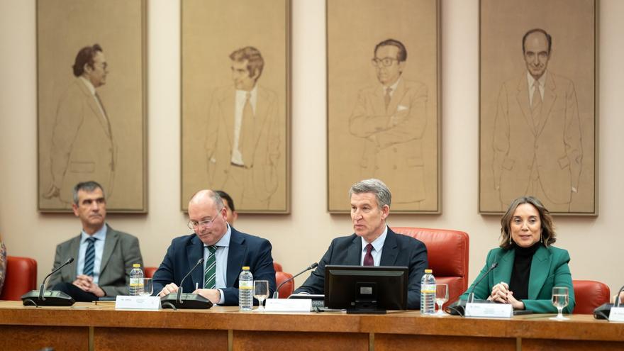 Feijóo ultima un paquete de iniciativas fiscales para dar la batalla económica contra Sánchez tras la polémica por el salario mínimo