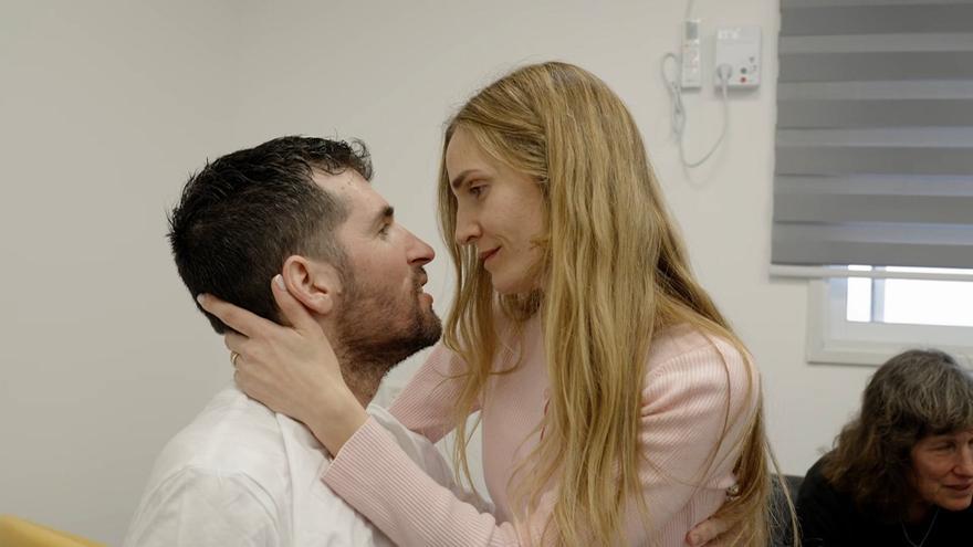 El emotivo reencuentro de un rehén israelí con su esposa: conocerá a su hija, nacida durante su cautiverio