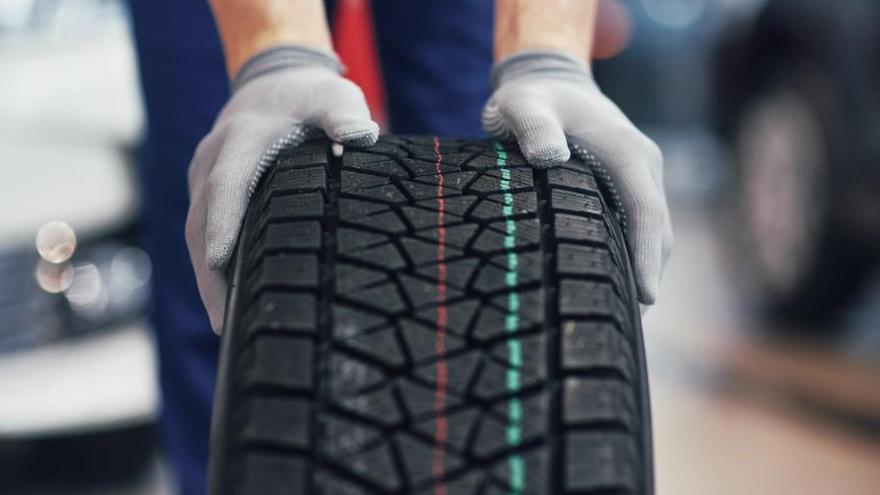 Las ruedas del coche caducan: este es el número secreto que aparece en tus neumáticos