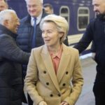 Von der Leyen anuncia un plan para aumentar la producción europea de armas del que «se beneficiará Ucrania»
