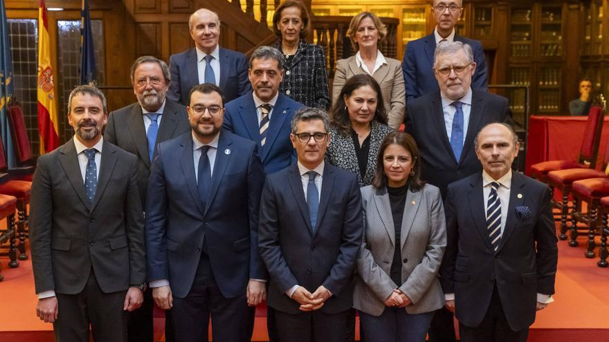 EN IMÁGENES: El ministro Félix Bolaños condecora a ocho funcionarios asturianos
