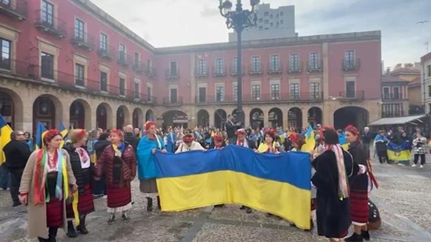 VÍDEO: Concentración de ucranianos en Gijón por los tres años de la invasión de Rusia