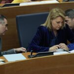 Mazón no resuelve las dudas del día D ante los ataques de la izquierda y cuida a Vox