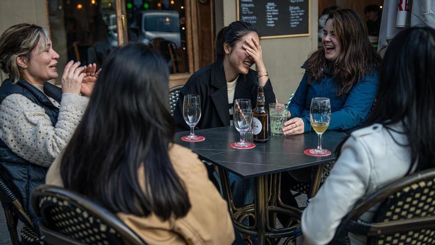 Los jóvenes adultos que viven en pareja caen a la mitad en 50 años: «Vivimos una crisis de vivienda y de heterosexualidad»