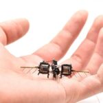 Así es la abeja-robot que ayudará a polinizar las plantas si se extinguen los insectos