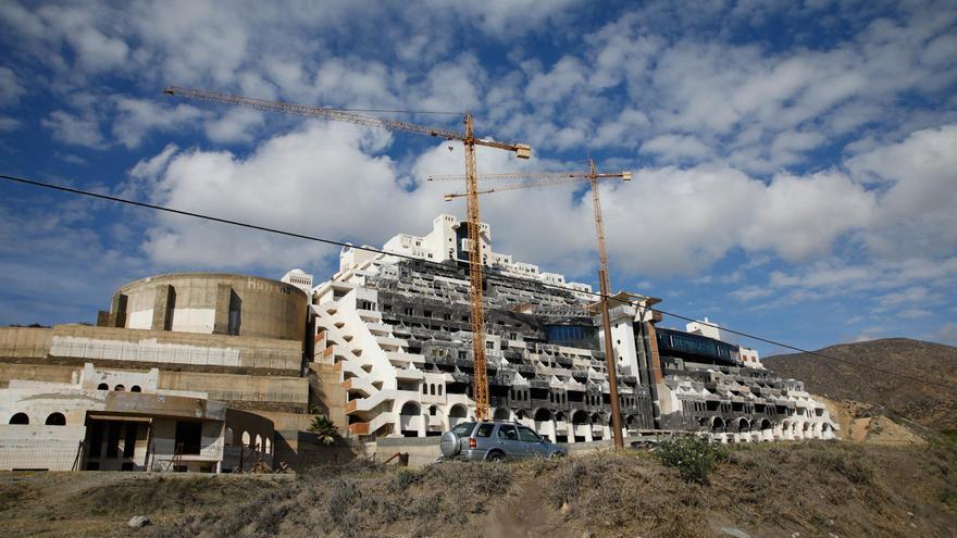 La Junta de Andalucía se enfrenta al Gobierno y no expropiará su suelo para derribar el Algarrobico