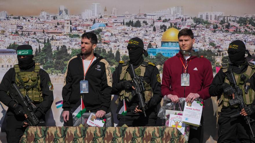 Hamás libera a tres rehenes más en el sexto intercambio de la tregua con Israel