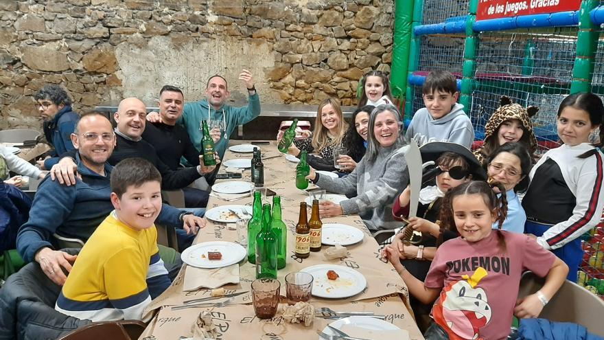 La Pola, a tope de ambiente en una multitudinaria  merienda-cena de les Comadres: «Hay ganas de fiesta»
