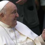 El Obelisco de Buenos Aires muestra un mensaje de apoyo al papa: «Francisco, la ciudad reza por vos»