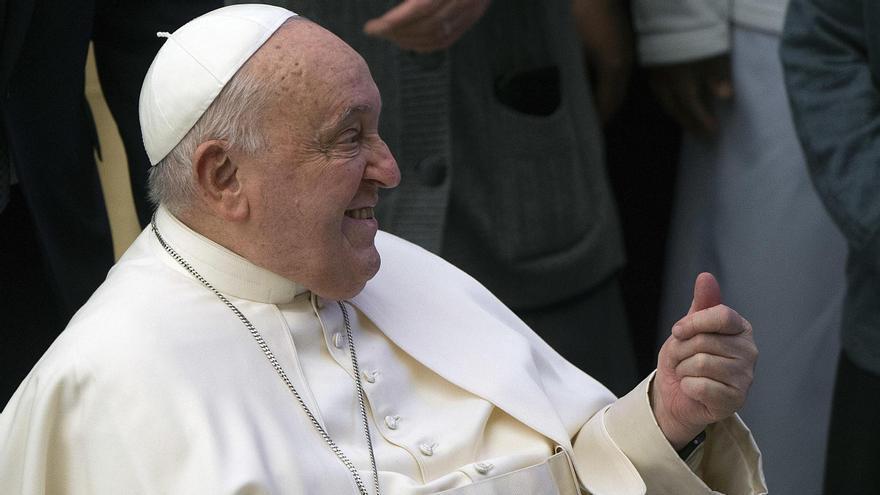 El Obelisco de Buenos Aires muestra un mensaje de apoyo al papa: «Francisco, la ciudad reza por vos»