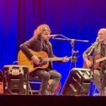 Quique González enamora en Mieres con su música