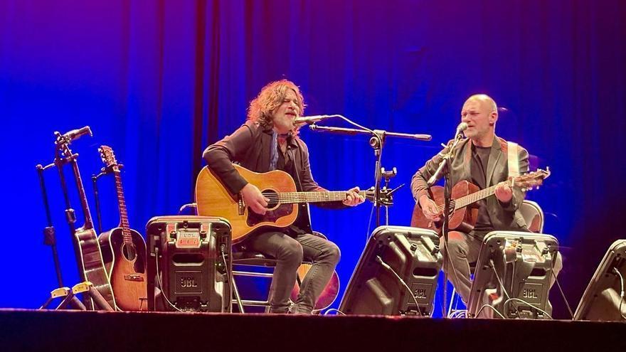 Quique González enamora en Mieres con su música