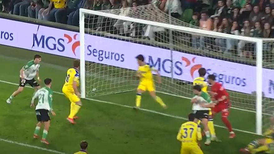 Resumen, goles y highlights del Racing de Santander 2-3 Cádiz de la jornada 27 de LaLiga Hypermotion
