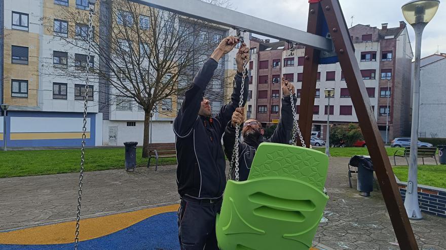 El Berrón estrena columpio inclusivo para niños con discapacidad en el parque de Redes