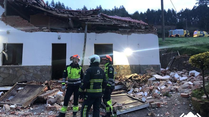 La familia de Gozón herida por el derrumbe del tejado apenas llevaba unas semanas en la casa: «Pudo haber ocurrido una desgracia»