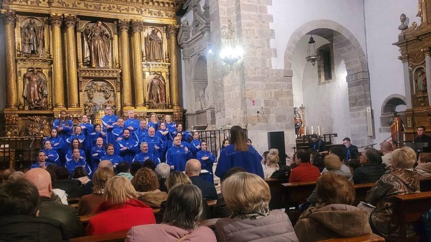En imágenes: Así fue la actuación del coro «Living Water» en la basílica de Cangas