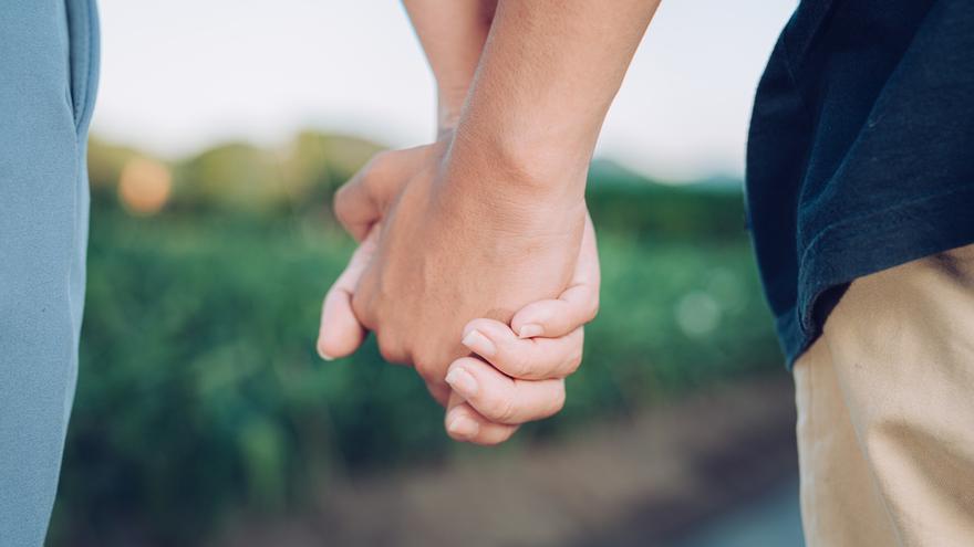 Por qué cada vez hay más solteros en España: ¿es necesario tener pareja para ser feliz?