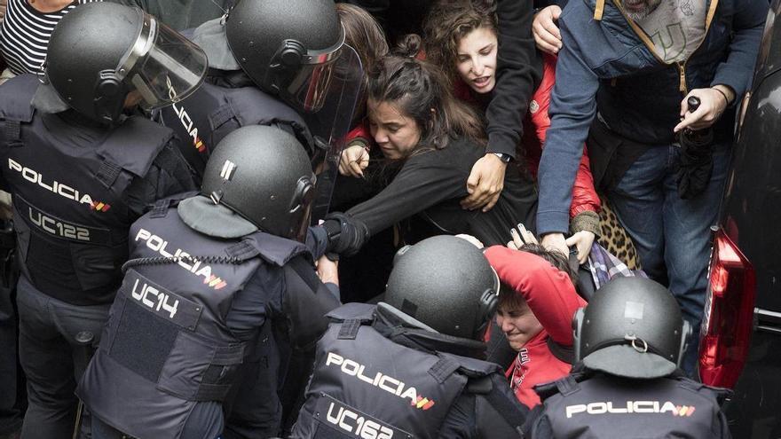 La Audiencia de Barcelona confirma la amnistía a los 46 policías nacionales investigados por las cargas del 1-O