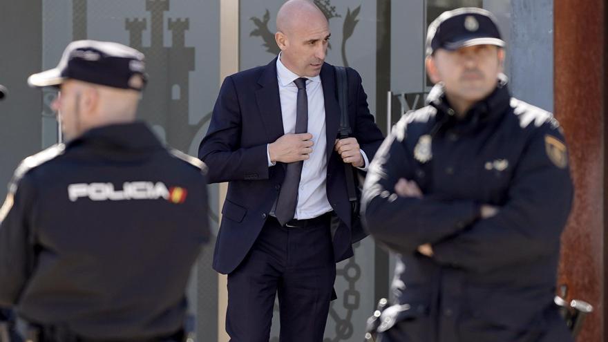 El juez condena a 18 meses de multa a Rubiales por el beso a Jenni Hermoso, pero le absuelve de coacciones