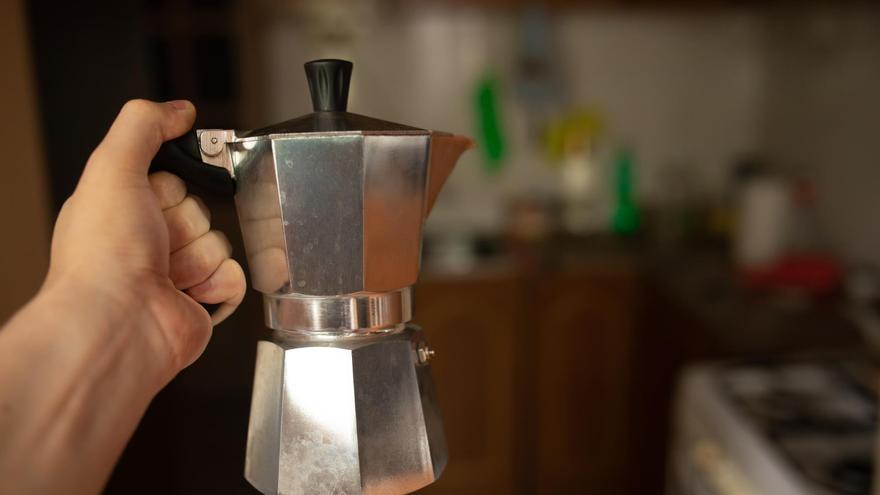 Ni cada día ni cada dos usos: desvelan cada cuánto debes lavar tu cafetera