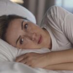 ¿Qué puede pasarme si duermo con los ojos abiertos?